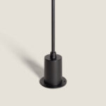 Balise sur pied noire cylindrique en métal finition mate, socle à visser