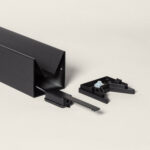 Balise extérieure noire en aluminium rectangulaire 65 cm avec support et pièces de fixation