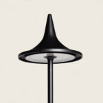 Balise extérieure noire en métal avec diffuseur LED circulaire et piquet pour installation au sol