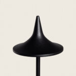 Balise extérieure noire conique en métal avec piquet pour fixation au sol