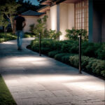 Balise extérieure LED noire sur piquet, faisceau dirigé vers le sol pour allée pavée