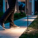 Balise extérieure noire en métal, col de cygne, fixée au sol, éclairage orienté vers le sol