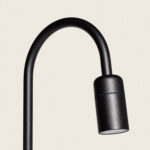 Balise extérieure noire en métal mat, tête cylindrique et bras courbé