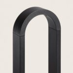 Balise sur pied noir mat en métal, arche rectangulaire ajourée, finition texturée pour éclairage extérieur