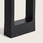 Balise sur pied noire en métal mat rectangulaire, base visible avec fixations