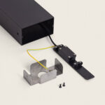 Balise extérieure LED noire en aluminium, boîtier rectangulaire avec câble, connecteur et support de fixation métallique