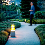 Balise sur pied anthracite conique avec éclairage chaud pour allée de jardin