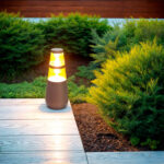 Balise sur pied marron avec diffuseur blanc translucide émettant lumière chaude pour éclairage extérieur