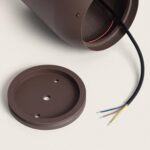 Balise extérieure cylindrique marron rouille avec base de fixation et câbles électriques apparents