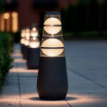 Balise sur pied grise foncée conique à deux diffuseurs LED empilés pour éclairage extérieur