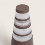 Balise sur pied marron foncé avec diffuseurs blancs en anneaux