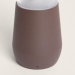 Balise extérieure sur pied marron foncé, corps conique à finition mate, diffuseur supérieur blanc