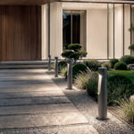 Balise extérieure sur pied anthracite cylindrique avec ouverture lumineuse verticale