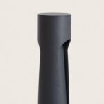 Balise sur pied anthracite mat, corps cylindrique effilé avec ouverture latérale pour diffusion lumineuse