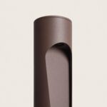 Balise extérieure sur pied marron rouille en métal mat, fente d'éclairage incurvée