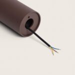 Balise extérieure cylindrique rouille avec câbles électriques dénudés pour fixation sur pied