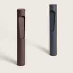 Balise sur pied cylindrique, finitions rouille et anthracite, ouverture verticale en saillie