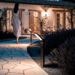 Balise extérieure LED sur pied 50 cm en aluminium noir mat, tête inclinée éclairante pour allée