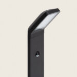 Balise sur pied noire en aluminium avec tête inclinée et détecteur de mouvement