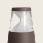 Balise extérieure sur pied couleur rouille avec diffuseur blanc conique et corps cylindrique