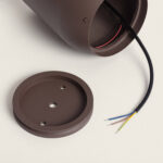 Balise sur pied rouille en métal avec câble électrique apparent et platine de fixation ronde