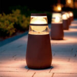 Balise extérieure sur pied finition rouille avec diffuseur sphérique et lames horizontales pour éclairage de chemin