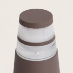 Balise sur pied extérieure rouille avec diffuseur opalin cylindrique et bande marron