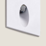 Balise extérieure encastrable carrée blanche avec cavité ovale et LED visible