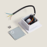 Balise extérieure encastrable carrée blanche, boîtier ouvert montrant driver LED et câbles de connexion