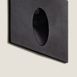 Balise murale encastrable carrée noire avec hublot ovale, finition mate