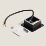 Balise extérieure encastrable carrée noire boîtier ouvert avec câble et plaque de fixation