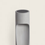 Balise extérieure en ciment gris mat cylindrique avec ouvertures frontales et diffuseur LED circulaire