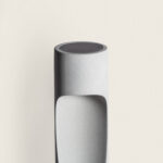 Balise extérieure en ciment gris clair cylindrique avec ouverture frontale pour éclairage sur pied
