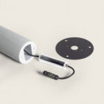 Balise extérieure en ciment gris cylindrique avec câble et platine de fixation