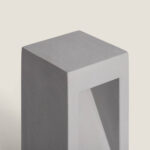 Balise extérieure rectangulaire en ciment gris, ouverture triangulaire pour éclairage au sol