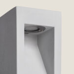 Balise extérieure en ciment gris, forme rectangulaire avec LED encastrée orientée