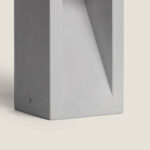 Balise au sol en ciment gris mat, forme prismatique rectangulaire