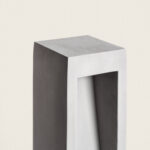 Balise extérieure en ciment gris, forme rectangulaire creuse à ouverture centrale finition mate