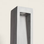 Balise sur pied en ciment gris rectangulaire avec éclairage LED encastré