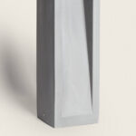 Balise extérieure en ciment gris, colonne rectangulaire mate avec panneau central en retrait triangulaire