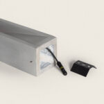 Balise extérieure en ciment gris, forme rectangulaire creuse, câble de connexion visible et support de fixation noir