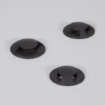 Balise encastrable noire ronde pour sol, trois pièces visibles avec évents triangulaires