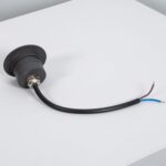 Balise encastrable noire cylindrique pour sol, avec câble noir et fils dénudés bleu et marron