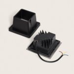 Balise encastrable carrée noire, dissipateur thermique visible et câble d'alimentation