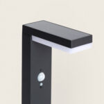 Balise sur pied noire rectangulaire avec détecteur de mouvement et panneau solaire