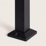 Balise sur pied noire à colonne carrée et base carrée avec passage de câble
