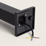 Balise extérieure rectangulaire noire, base sur pied avec câbles d'alimentation apparents