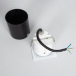 Balise murale encastrable blanche carrée, boîtier et capot noir séparé, câbles d'alimentation visibles