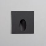 Balise murale encastrable LED carrée grise avec ouverture ovale dirigée vers le bas