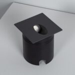 Balise encastrable extérieure carrée grise avec LED orientée et boîtier cylindrique